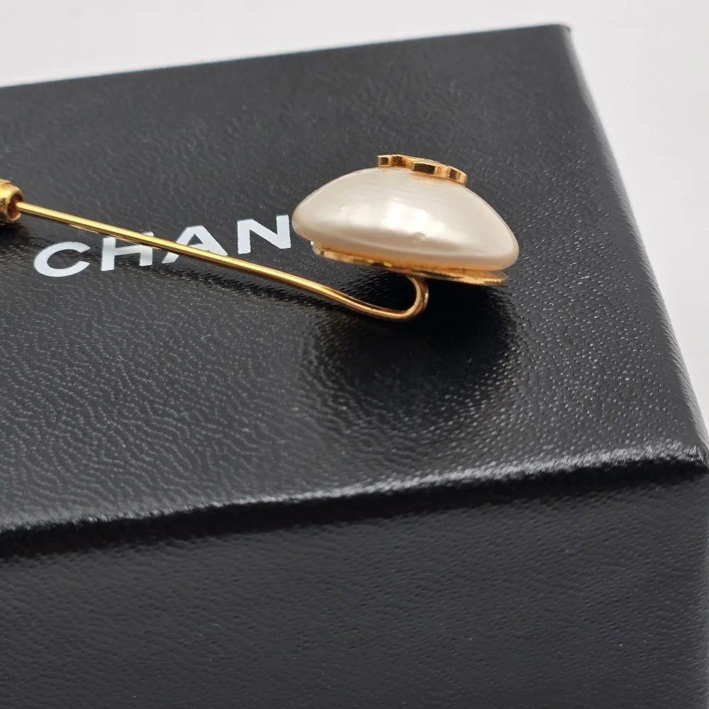 #29 / 90's Vintage - Chanel Classic Gold Plated CC Faux Pearl Pin - Vintage - Picture 3 of 9